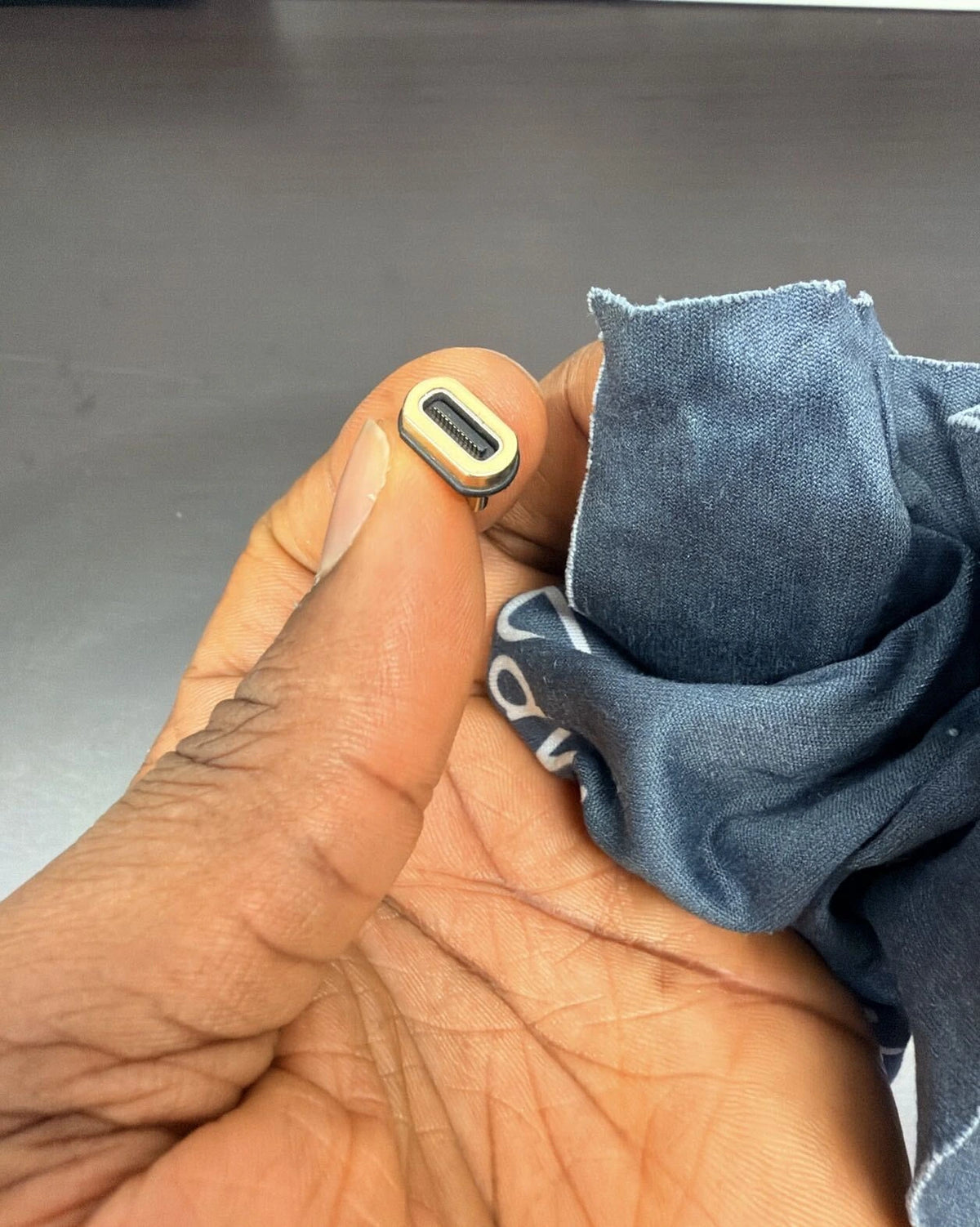 Cleaning the magnetic connector tip with a cloth